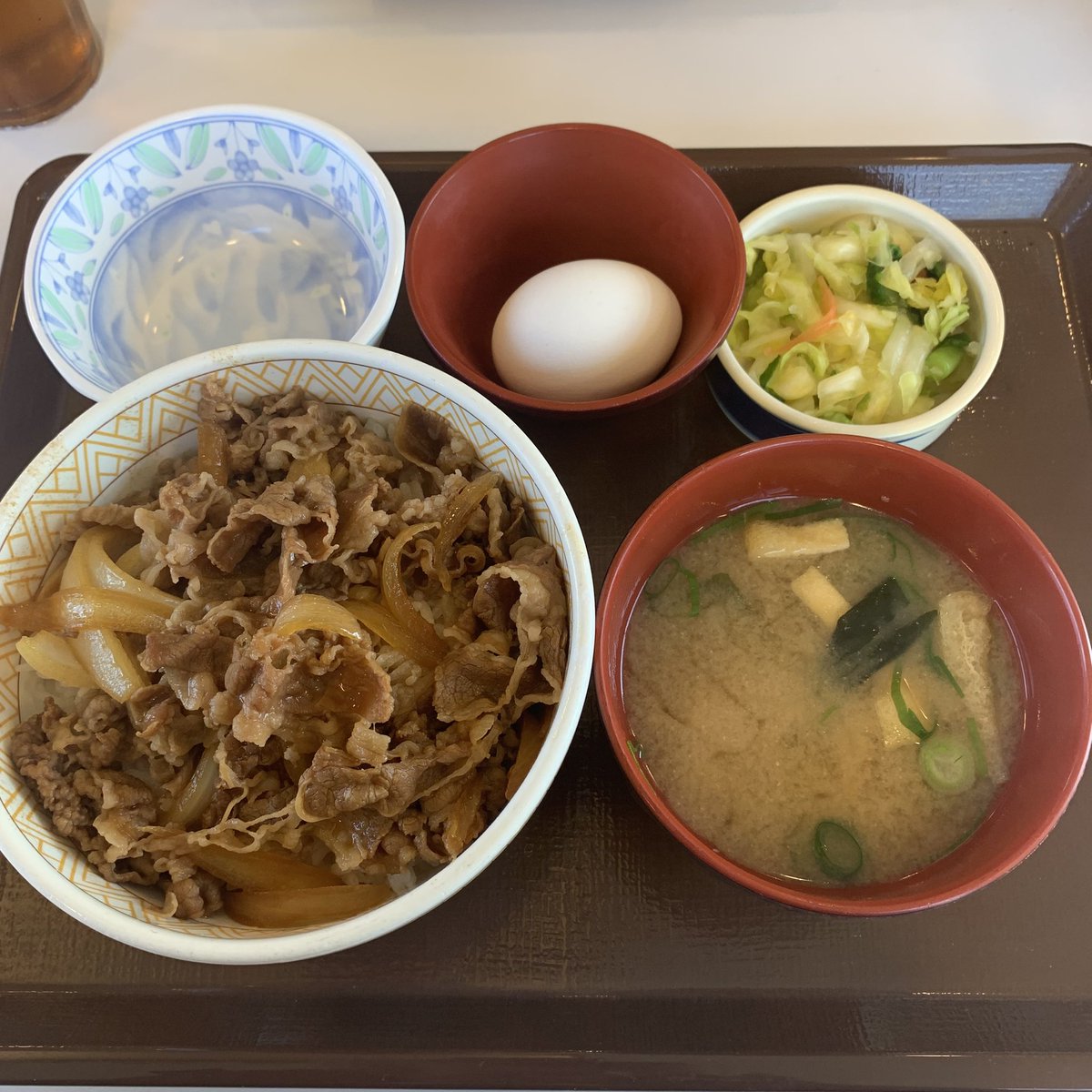 D_Dinner_Fukui's tweet photo. 病院へ行ってきた！糖尿病予備軍らしい。すき家はダメだと先生に言われた。
そして帰りにすき家に来ている自分は……。AIにいろいろ相談したらお菓子を減らそうって言われた。お菓子は減らせる。
健康ってムズイなー
#すき家 #糖尿病予備軍 #牛丼 https://t.co/NVuvoxxIIw