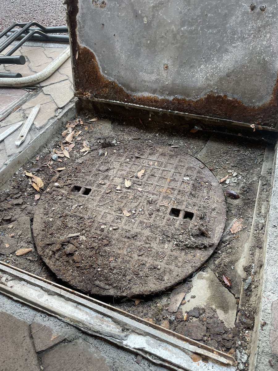 排水の詰まりは90秒程度で解消した凄腕業者だったが、後片付けは新人