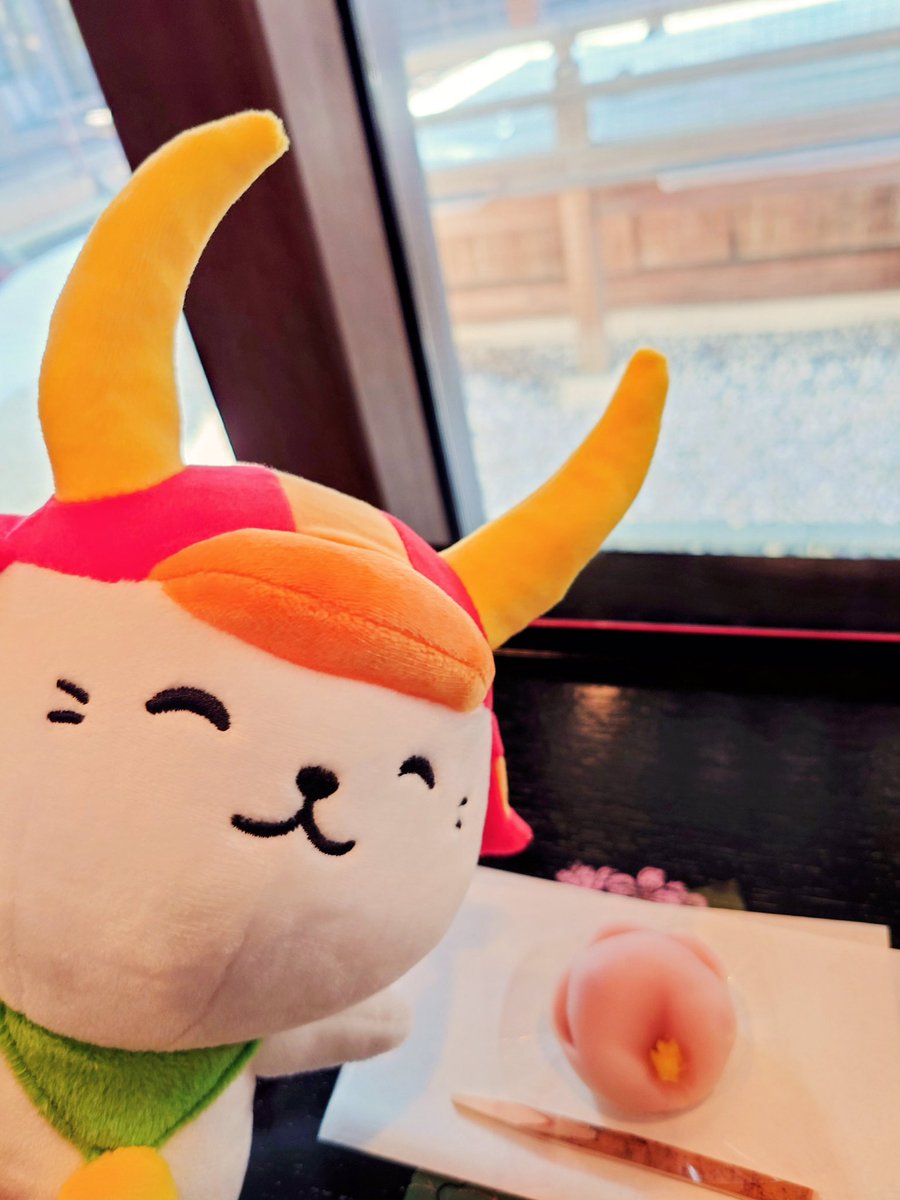 当館お茶席🍵で提供している上生菓子が、先日より「香梅(こうばい)」🌸に変わりました
「『香梅』は先月から提供していたはず…🤔」とお思いの皆さま‼️
名前は同じでも、見た目も中身もまったく違います‼️
ビーツやウコンで色付けた練切の中に、梅肉入りの梅あんが入ったこの時期ならではの一品です。