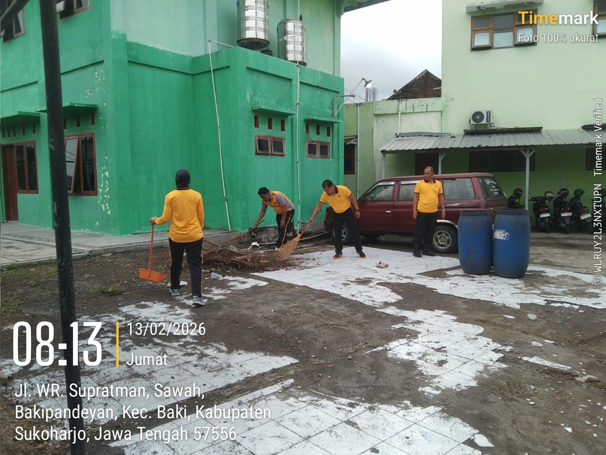 PBaki4's tweet photo. Dalam mendukung Program Presiden Republik Indonesia Polsek Baki dipimpin Kapolsek Baki AKP. Sri Widodo, S.A.P., M.A.P. dalam Gerakan Indonesia ASRI (Aman Sehat Resik Indah) giat bersih-bersih di Jalan Lingkungan Masjid Jami Al Hidayah Baki Sukoharjo.
.
#polisisukoharjo https://t.co/GYBUPx0UWd