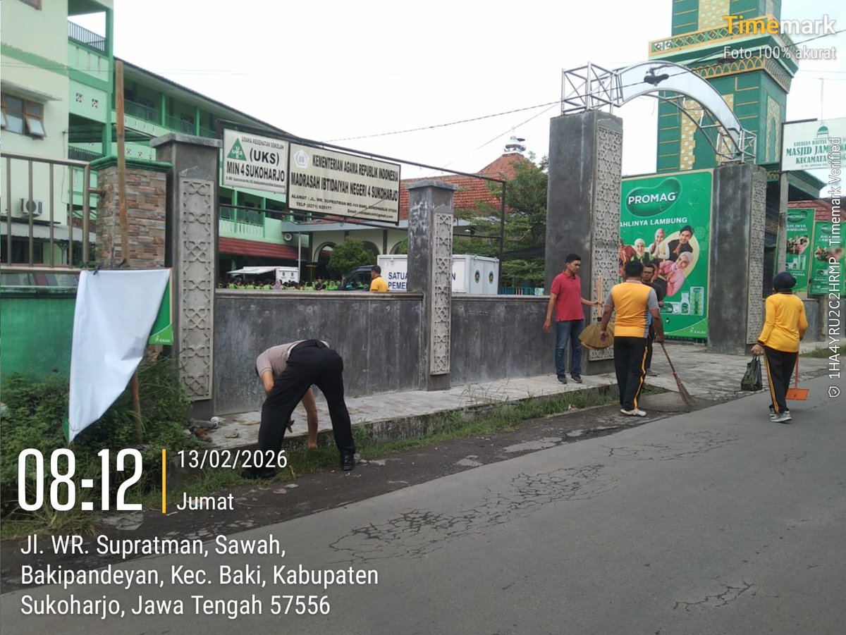 PBaki4's tweet photo. Dalam mendukung Program Presiden Republik Indonesia Polsek Baki dipimpin Kapolsek Baki AKP. Sri Widodo, S.A.P., M.A.P. dalam Gerakan Indonesia ASRI (Aman Sehat Resik Indah) giat bersih-bersih di Jalan Lingkungan Masjid Jami Al Hidayah Baki Sukoharjo.
.
#polisisukoharjo https://t.co/GYBUPx0UWd