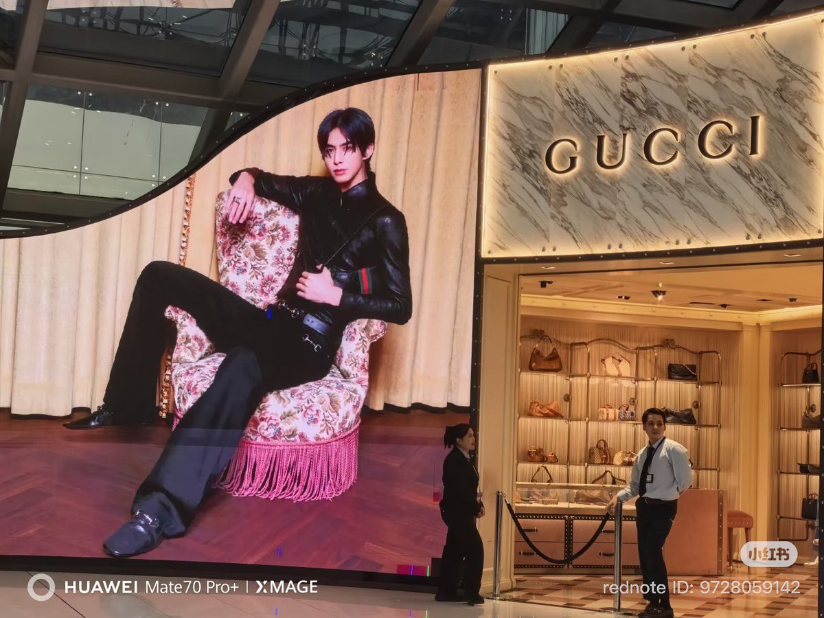 ห๊า อันนี้เขาบอกกุชชี่ขึ้นป้ายหลงที่สุวรรณภูมิอะ ใครมีแพลนจะบินไปไหนบ้างงงงงง ฝากถ่ายมาให้ลีเบเบหน่อยยยยยยยย