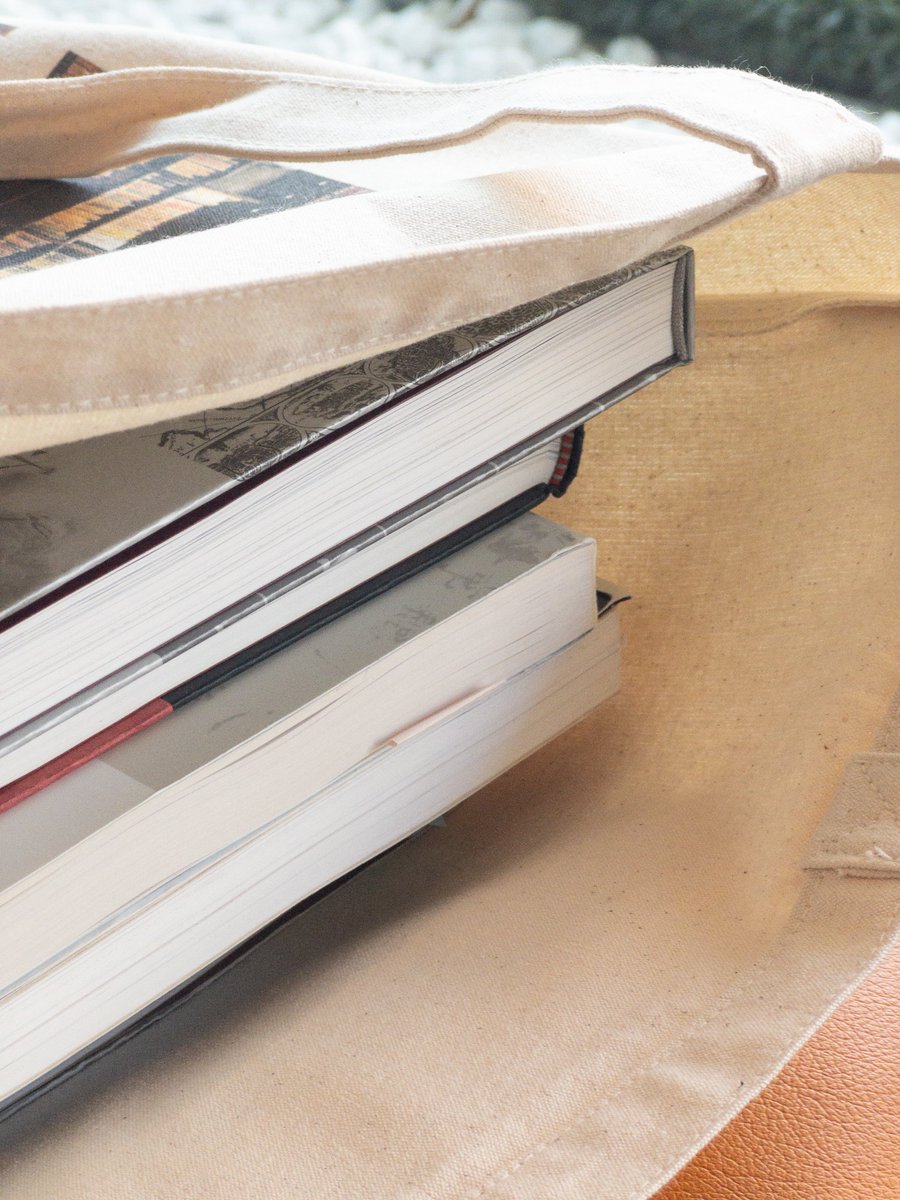 東洋文庫のトートバッグなので、もちろん無造作にA4ワイドの図録を沢山入れても無事です（あたりまえに重いですが）。