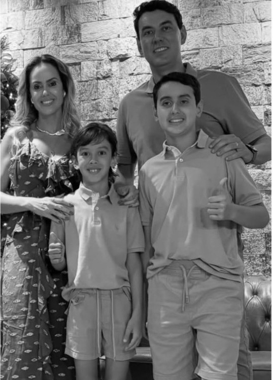 Me espanta a quantidade de pessoas e principalmente de mulheres julganda a mulher desse assassino, não importa se ela tinha amante ou não, nenhuma mãe merece viver com essa dor pelo resto da vida.
