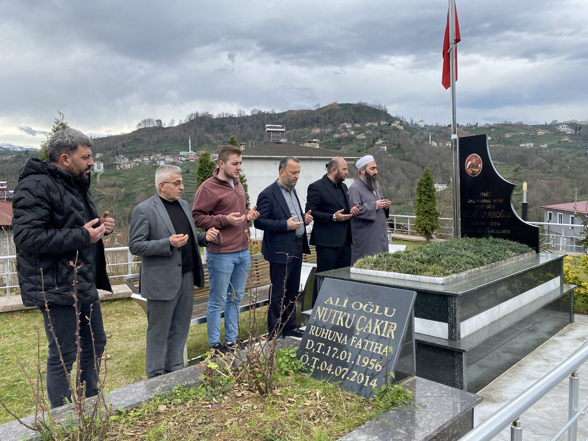 İlçe Başkanımız <a href="/MusaGozutoksp/">MUSA GÖZÜTOK</a> ve Yönetim Kurulu Üyelerimiz, bölgemizin Manevi Önderlerinden Çalekli Dursun Efendi ile aziz Şehidimiz Necmi Çakıroğlu’nun kabirlerini ziyaret ederek dualarla yâd ettiler.
Vefamız da, duamız da daimdir. 
Rabbimiz mekânlarını cennet eylesin. 🤲🏻