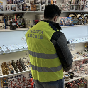 Venezia, sequestrati 600 oggetti: «Chincaglieria ingannevole» dlvr.it/TQx6lX genteveneta.it
