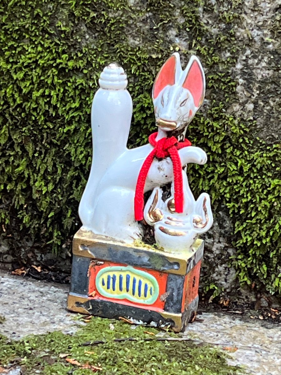 ちいちゃいけど
お首にリボンみたいに
巻いてもらってるお狐さん