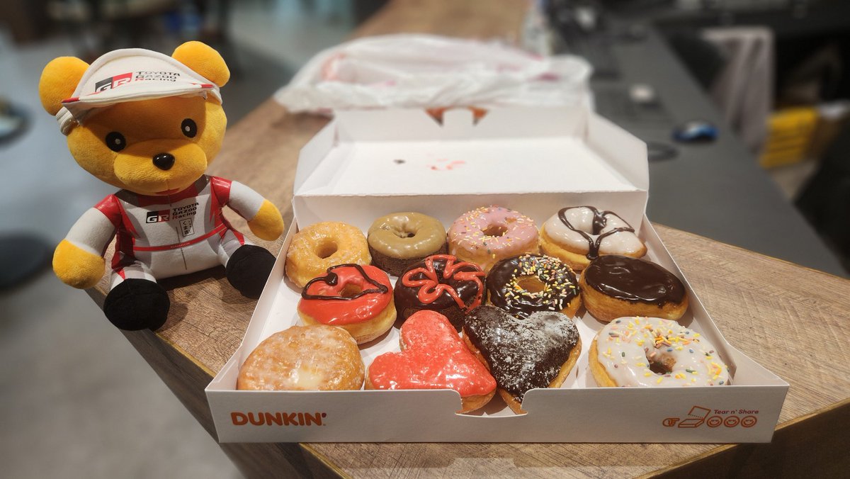 差し入れを頂きました❗
だんき～ん‼️ ドーナツ 🍩
カラーリングが ✨
見た目でパッション 😍
ありがとうございます 🤟゛

#沖縄トヨタ自動車 #沖縄トヨタ #GRGarage沖縄 #GRガレージ沖縄