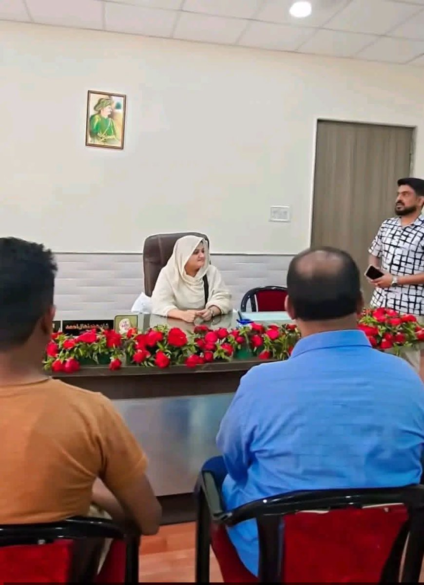 या आहेत मालेगावच्या उपमहापौर शान ए हिंद. राज्यातल्या कुठल्याही केबिन मध्ये छत्रपती शिवाजी महाराज, महात्मा गांधी, बाबासाहेब आंबेडकर यांच्या प्रतिमा असतात. पण यांनी टिपू सुल्तानचा फोटो लावलाय. 

ज्या संविधानामुळे तुम्हाला उपमहापौर होण्याचा मान मिळाला.. ते घटनेचे शिल्पकार डॉ.