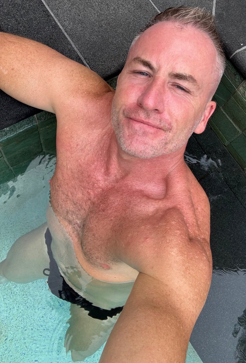 The water was warm which was disappointing. This new pair of #2eros felt so sexy!

What’s your favourite speedo brand?

#fitover40 #speedobulge #speedo