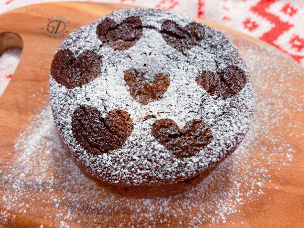 少し早いバレンタインケーキ🍫
ガトーショコラ上手くいきましたッ✌︎︎( ◜▿◝ )