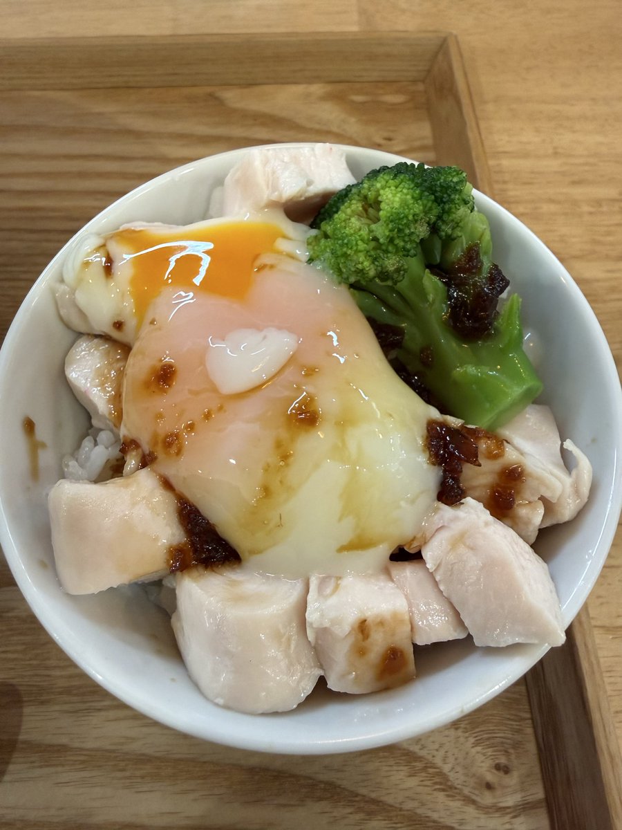 umaumach's tweet photo. 中華そばと低温調理の鶏胸肉の温玉ご飯 https://t.co/r3FnrGNiEW