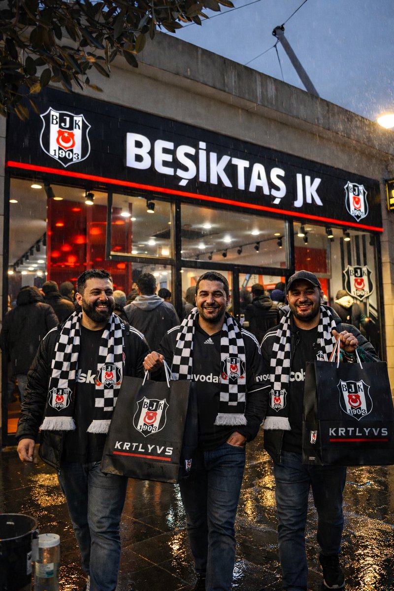 viaporttkrtlyvs's tweet photo. Bu Kapıdan içeri girenler müşteri değildir… 
Bazıları Aidiyetini almaya gelir…
Bu sadece bir alışveriş değil,
Bu, Beşiktaşlıya Özel bir Aşktır.❤️

Biz Birlikte Güçlüyüz❤️❤️❤️

@Besiktas &amp; @viaporttkrtlyvs https://t.co/0cQFzGEvjP