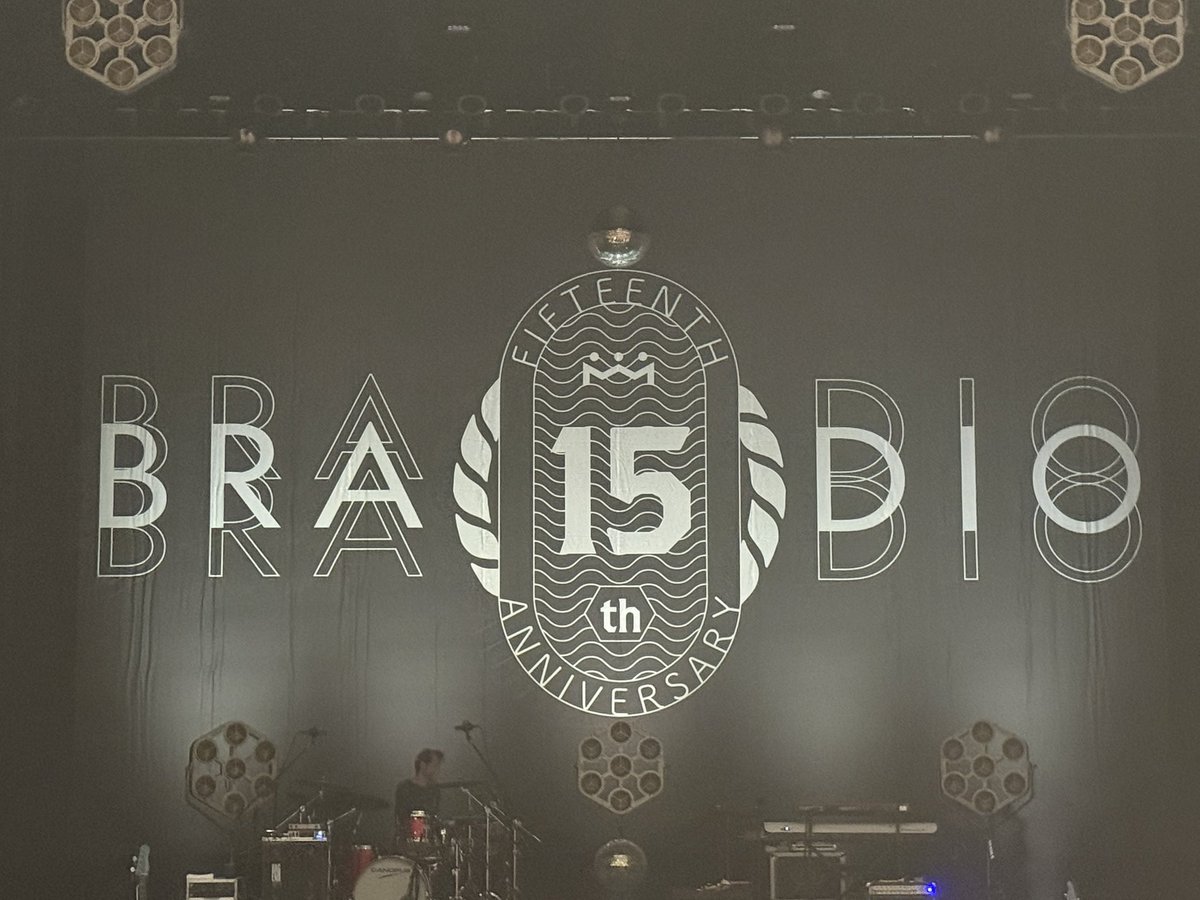 masumin_radio's tweet photo. わああ〜！BRADIO〜！
LINE CUBE SHIBUYAって、昔の渋谷公会堂だったの！？ていうか、渋谷公会堂ってもうないの！？ひええ〜

田舎モンなもので… https://t.co/Gwy6jJU68o