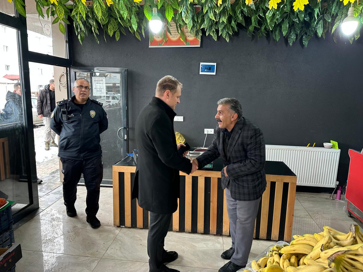 📍ESNAF ZİYARETİ

Kaymakamımız  Ömer Övünç KOŞANSU ve İlçe Emniyet Müdürümüz Engin ARLİ, ilçemiz esnafını ziyaret etti. Ziyareti esnasında vatandaşımızla ve esnaflarımızla sohbet eden Kaymakamımız hayırlı kazançlar diledi.