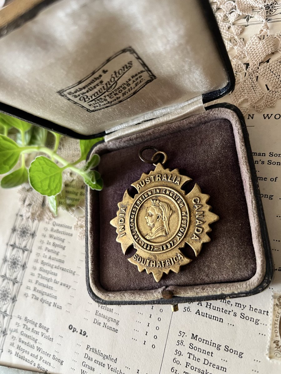 本日の英国アンティークは 時は遡って1897年、 ヴィクトリア女王の君臨