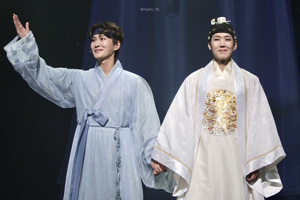 260213 #한복입은남자 커튼콜데이

영실·강배 | #박은태
세종·진석 | #카이 

🩵🤝🏻🤍