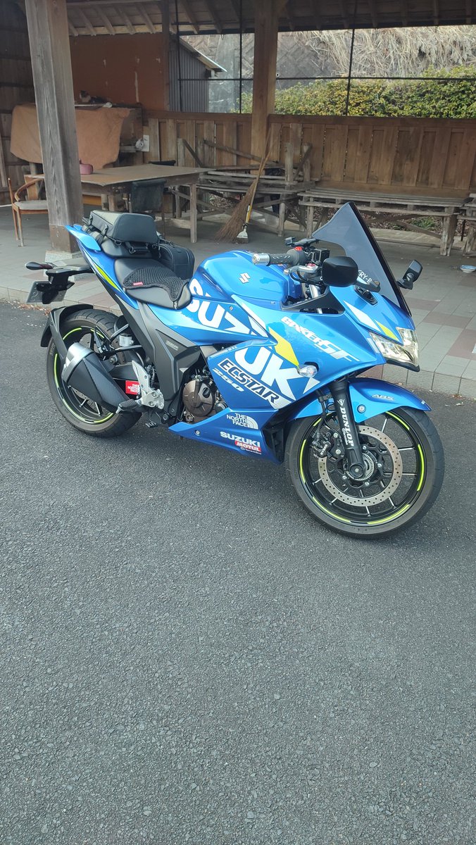 ko04jii's tweet photo. #SUZUKI
#ジクサー 
#ジクサーSF250 
#タナックス
タナックスのカウリングミラー16届いたんで装着
純正よりミラーの位置がハンドルの高さと同じくらいで低い、角度で解決もする
調整次第で手の甲に風が当たらなくなる所は良いかも気に入ってる、ミラーも後ろの方まで良く見えて購入の結果は良きです😊 https://t.co/R6ys8rPEo3