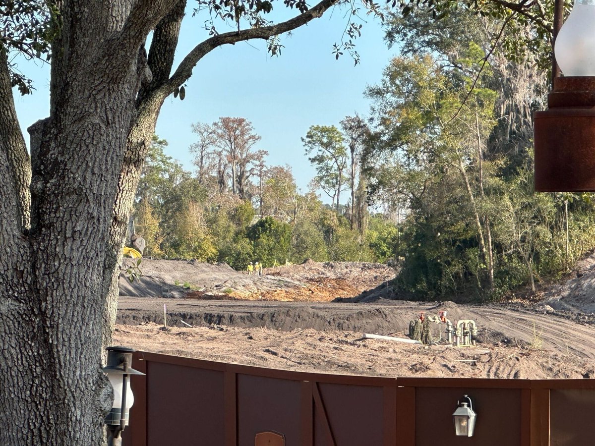 DisneyGazetteFr's tweet image. #Disney

Les travaux de Piston Peak National Park progressent plus en profondeur à  #MagicKingdom 🪵

Engins et équipes s’activent désormais près de Haunted Mansion et vers la future zone Villains Land, marquant une nouvelle étape clé du chantier de Frontierland 🤠

source wdwnt