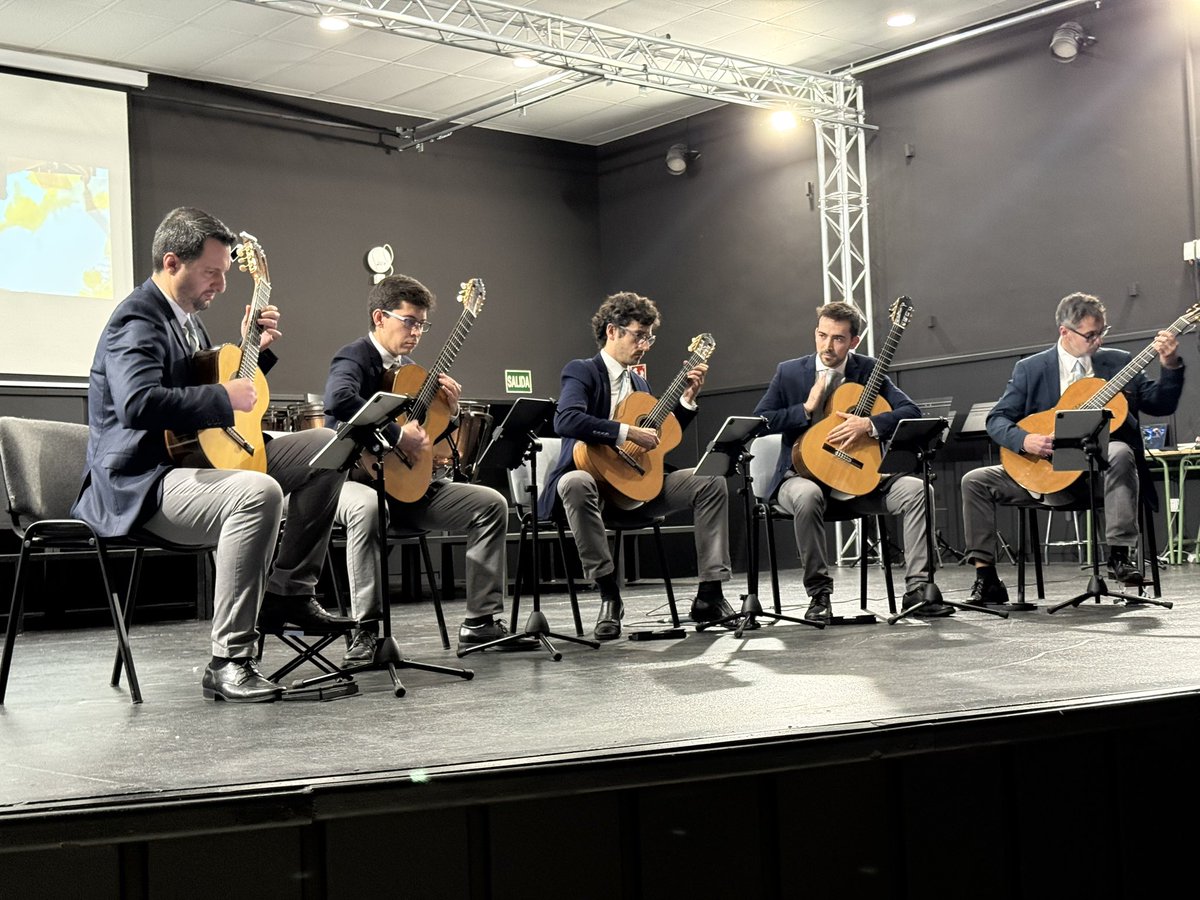 Ayer disfrutamos del ciclo de música de cámara FebCámara de <a href="/EmmAlcorcon/">EMM Alcorcon</a>.

Hubo muchísimo talento encima del escenario, además una muestra de pintura en directo que hizo la noche aún más especial.

Os animo a acercaros a los próximos conciertos.