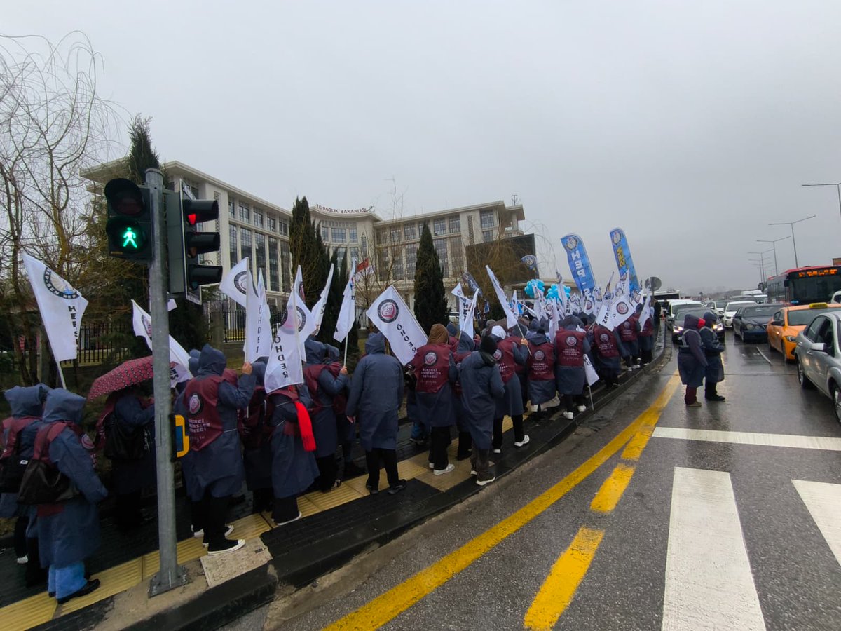 🚨 SON DAKİKA: HEP-SEN &amp; SADEP ATAMA İÇİN SAĞLIK BAKANLIĞI KAPISINA DAYANDI!

Ankara'da Sağlık Bakanlığı önünde toplanan binlerce sağlık profesyoneli, plansızlığa ve belirsizliğe karşı tek ses oldu. Eylemin ana gündemi net: "KPSS 2024 ile 2. Atama haktır, şarttır!"

Sahadan
