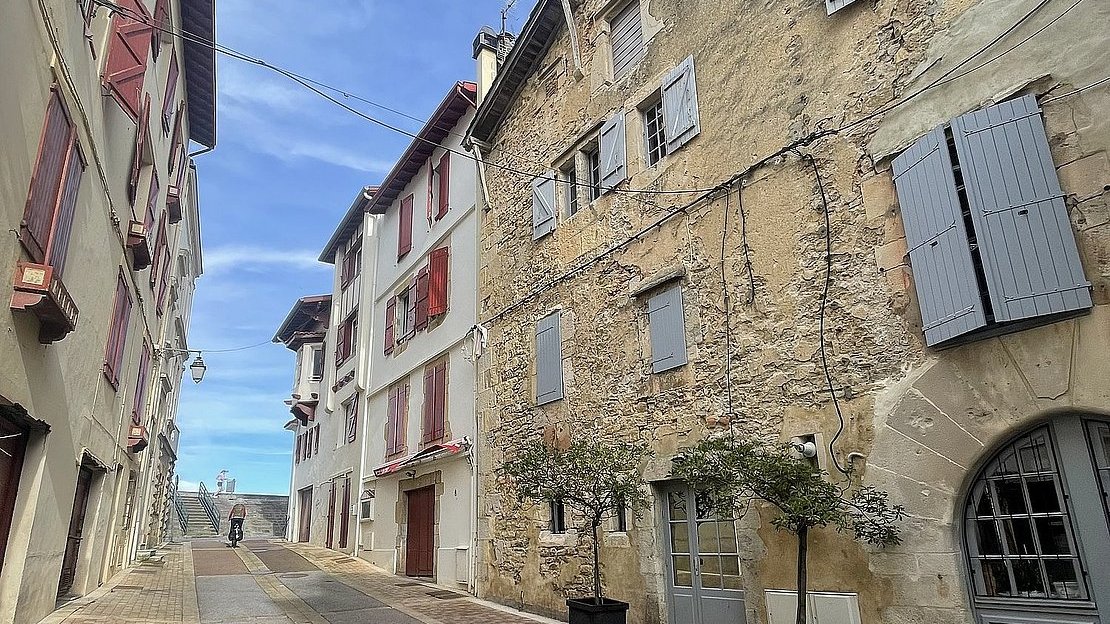 ARCHITECTURE. Née de la montagne, façonnée par l’homme, la pierre de Sare a traversé les siècles pour devenir le socle visible d’un patrimoine bâti exceptionnel. Plus d'info 👉 petitesaffiches64.com/toutes-les-act…