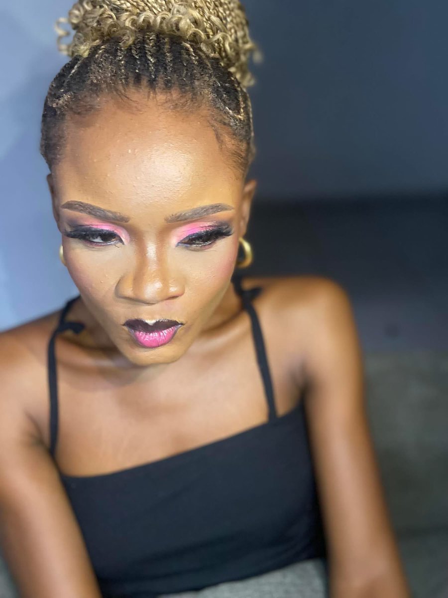 Guyssss!!! 

They did something on my face.😭😭