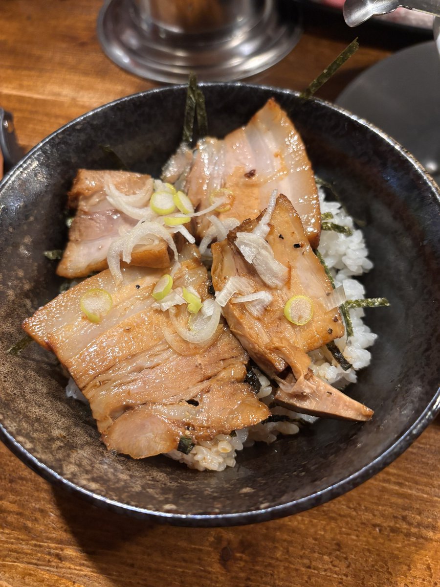 疲れた時、体調悪い時こそ良い飯を！

このお店行き始めて10年になるけど
初めて肉のせご飯食べた

ほっぺた落ちるかと思った😋😋😋