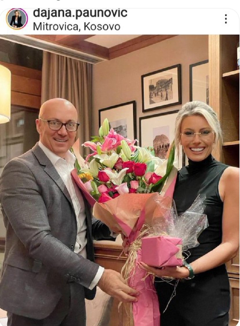 Mladi, lepi, uspesni.
Ona pevacica vlasnica fondacuje, on vatrogasac, milioner sa imunitetom poslanika.
Zajednicka im je briga za kosovsku nejac.
Ovo je zapravo podsećanje Zašto smo tu gde jesmo.