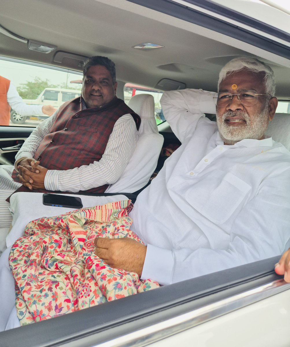 ChakrapaniTrip7's tweet photo. मेरे आदर्श, प्रेरणास्रोत एवं मेरे राजनीतिक गुरु, उ.प्र. सरकार में जल शक्ति मंत्री मा. श्री @swatantrabjp जी भाईसाहब को जन्मदिन की हार्दिक बधाई एवं शुभकामनाएँ।
प्रभु श्री राम जी से आपके उत्तम स्वास्थ्य, दीर्घायु एवं यशस्वी जीवन की कामना करता हूँ।
 #loveisland #UttarPradesh #india https://t.co/1CmwsCZHsD