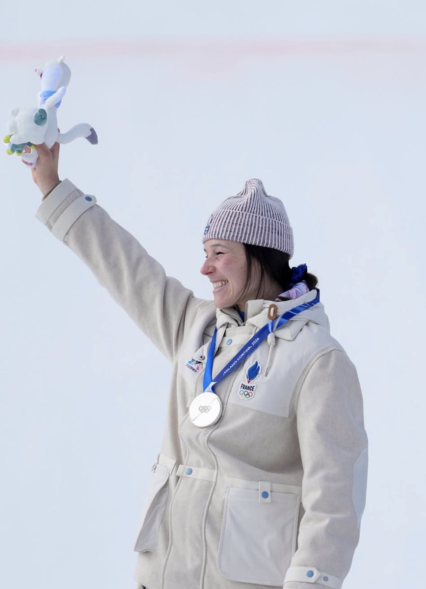 27eBCA_officiel's tweet photo. Romane Miradoli, sergent et marraine du #27eBCA, remporte la médaille d’argent en Super-G aux Jeux olympiques d’hiver de Milan-Cortina 2026 !
Membre de l’Armée des champions, elle décroche sa première médaille olympique et offre au bataillon une immense fierté !
#JO2026 https://t.co/9QBRHYDM6p