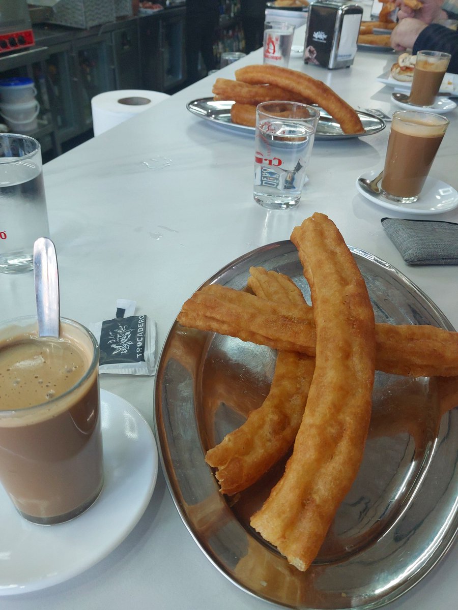 Yo me voy a ir preparando para la final, que después todo son prisas...
Que disfrute el que pueda.
Que disfrute el que sepa.
Feliz Año nuevo!! 🤣👏🏻👏🏻