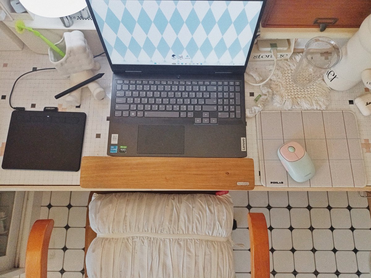 ที่ใช้ทำงานหลัก ๆ มีโน้ตบุ๊ก เมาส์ปากกาวาดงาน แล้วก็ printer ไว้พิมพ์เทสงานฮะ นอกนั้นคือเน้นแต่งตามความชอบส่วนตัว เป็นอาหารตาให้ตัวเองอยากนั่งทำงานค่ะ ><🫶🏻