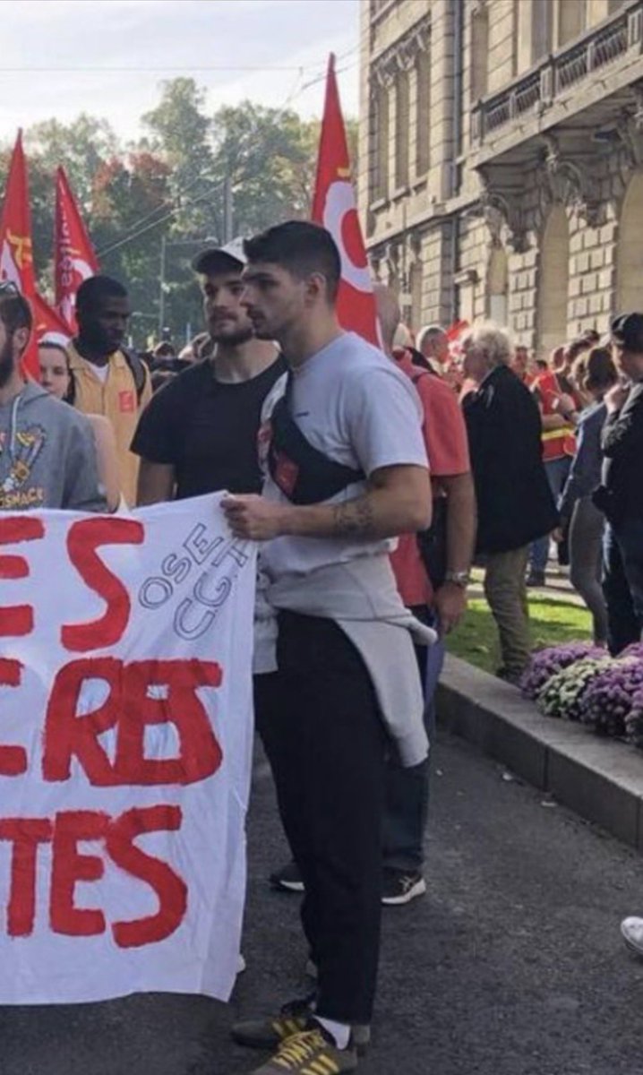 D’après des témoins et d’autres victimes, Jacques Elie Favrot, collaborateur parlementaire de Raphaël Arnault ferait partie des agresseurs.

Le même qui s’est illustré dans le live de <a href="/JordanFlrtn/">Jordan Florentin</a> à Avignon il y a quelques jours.