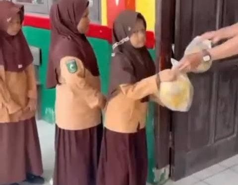 MBG di SDN 001 Muara Badak, Kaltim jumat 13 februari 2026
siswa terima 1 kelapa utuh dalam pembagian MBG 
pertanyaan ku yang hanya lulusan sd BERGIZI DIMANA NYA ? lur