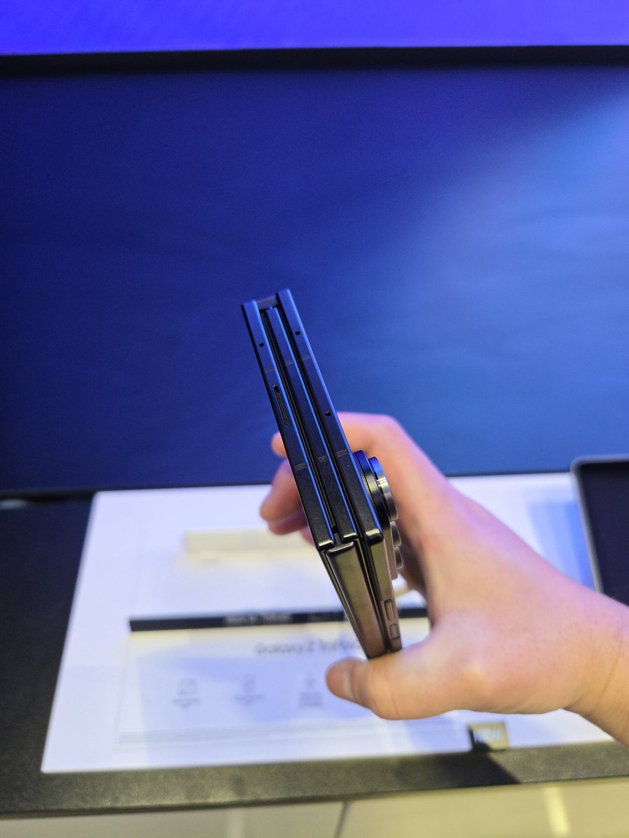 Galaxy Z TriFold触ってきた！ 手軽に大画面できちゃう反面、薄いので