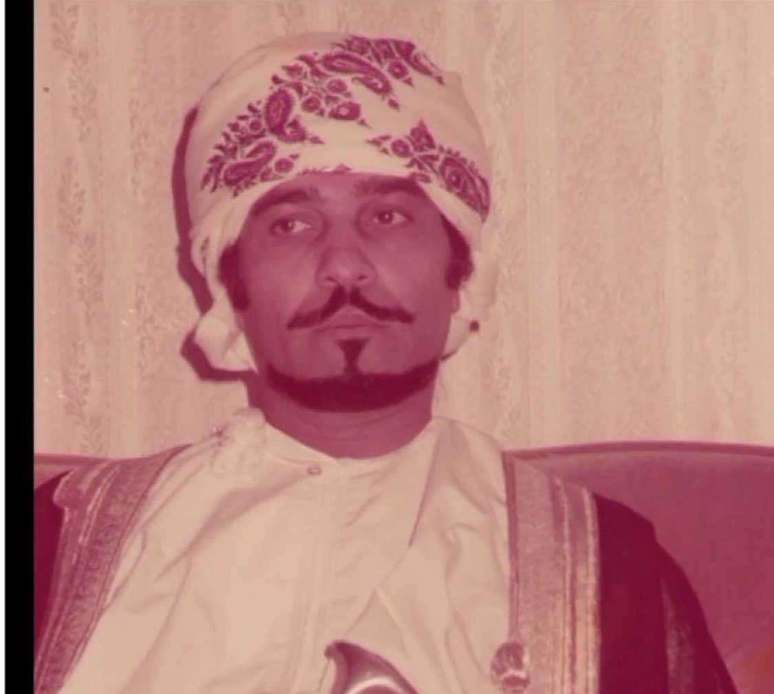 UFAQ_OM's tweet image. 🟣 هل تعرف العماني الذي حمل حقيبتين دبلوماسيتين؟

 📌الشيخ فريد بن مبارك الهنائي 

•👤 شخصية استثنائية خَدَم دبلوماسيًا لكينيا ثم لسلطنة عُمان في مسيرة نادرة.

• وُلد في ممباسا عام 1930 لأسرة عُمانية من بلادسيت ببهلا.

•🎓 تلقى تعليمه في كلية فكتوريا بالإسكندرية ثم درس القانون