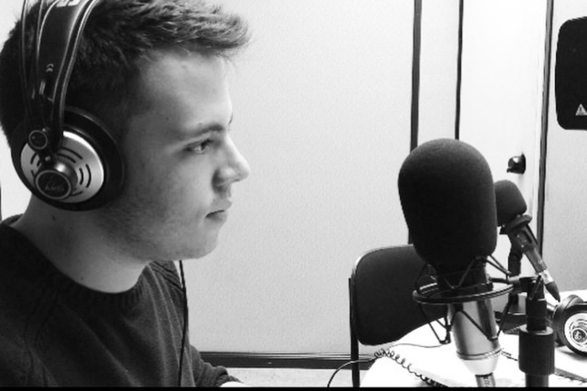 DaniNdrs's tweet photo. Si algo tengo claro es que la radio te muestra como eres y ahí reside su secreto: La radio no es más que vida narrada y, precisamente por eso, es tan importante.

Feliz #diamundialradio a los que la hacemos y también para los que la escuchamos https://t.co/ZwdaTtt5EI