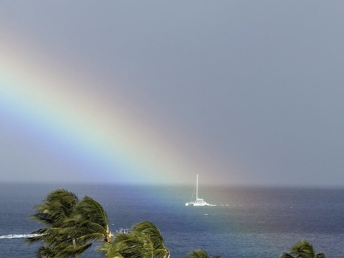 Sunsets and rainbows in paradise 🌅🌈
These beautiful moments were captured at Kaanapali Shores. The island you see behind the rainbow is Molokai, creating the perfect tropical backdrop.

Book your Maui vacation now!