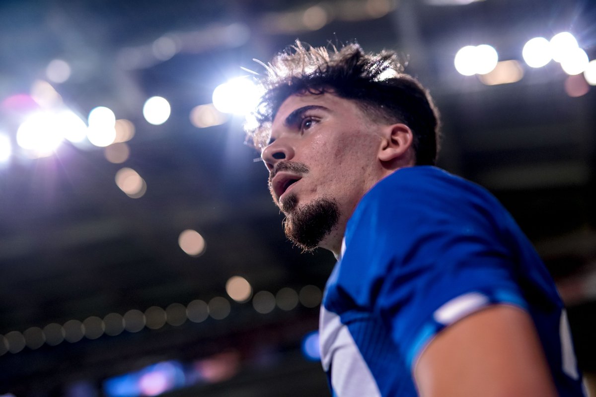 Um aniversário 𝐌𝐚𝐫𝐜𝐚 𝐏𝐨𝐫𝐭𝐨 💙 Parabéns, @Vitinha! 🔵⚪