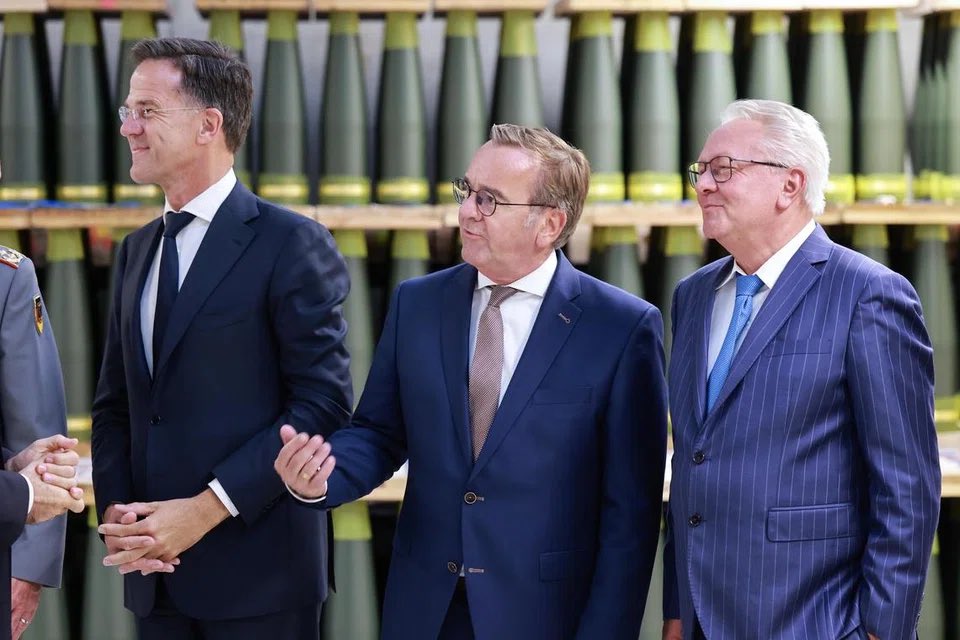 Deze foto tegen deze achtergrond...
Handelaren des doods, daar gaan uw zuurverdiende belastingcenten naartoe, daarom gaat d66/cda/vvd bezuinigen op de zorg...

open.substack.com/pub/ewaldengel…