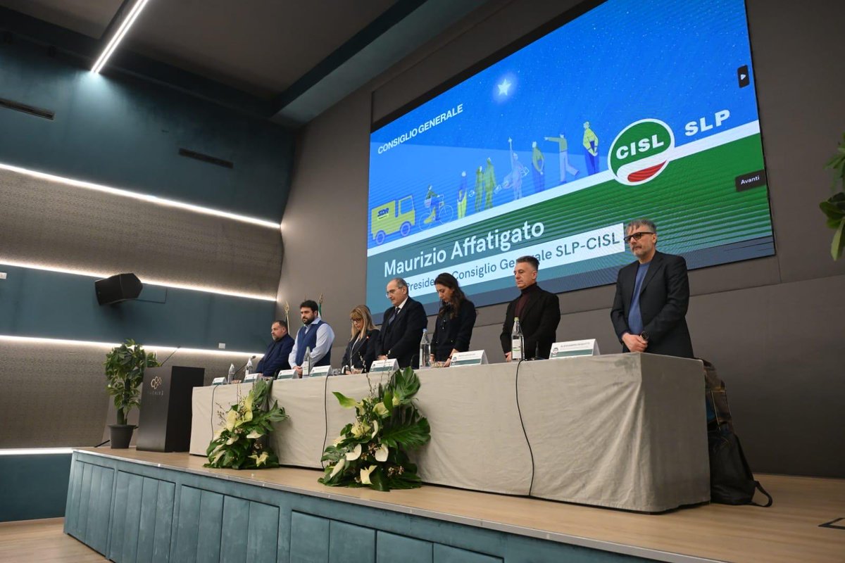 Oggi a Roma, la Segretaria Generale della #Cisl, #DanielaFumarola, conclude i lavori del Consiglio Generale della SLP Cisl, aperti con il ricordo di Mario Petitto, storico dirigente sindacale della categoria, recentemente scomparso.
<a href="/SLP_Cisl/">SLP Cisl</a>