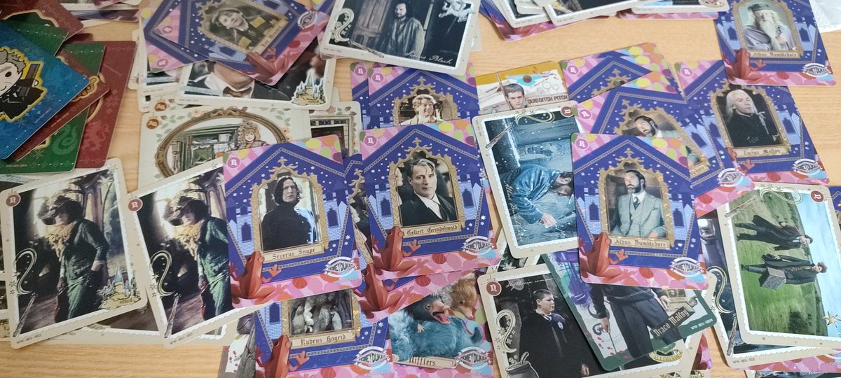 오랜만에 해포 뽕차서 굿즈 구매했는데 얻은 거 알버스 중복없이 두장 겔러트 스네이프 두장 밖에 없음 ㅅㅂ