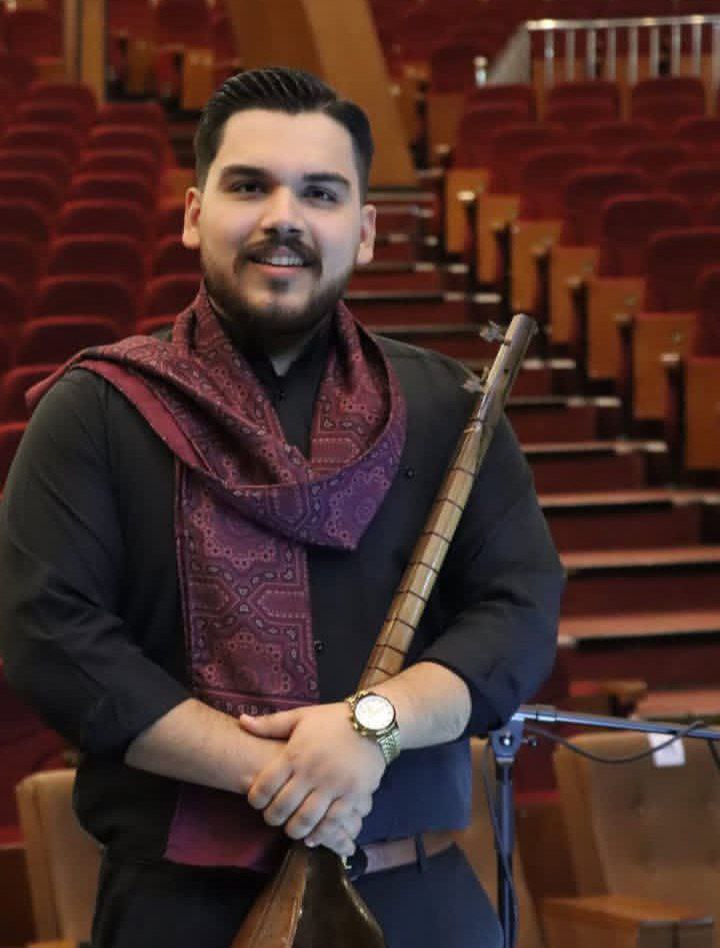 کمتر جایی اسمشو دیدم، حیفه که این استاد هنرمند تباه بشه.
از ۱۸ دی دستگیر شده تو انفرادی اوین قرار داره و در خطر جدی اعدامه..
لطفا صدای او باشید!
#سیروان_شعبانی