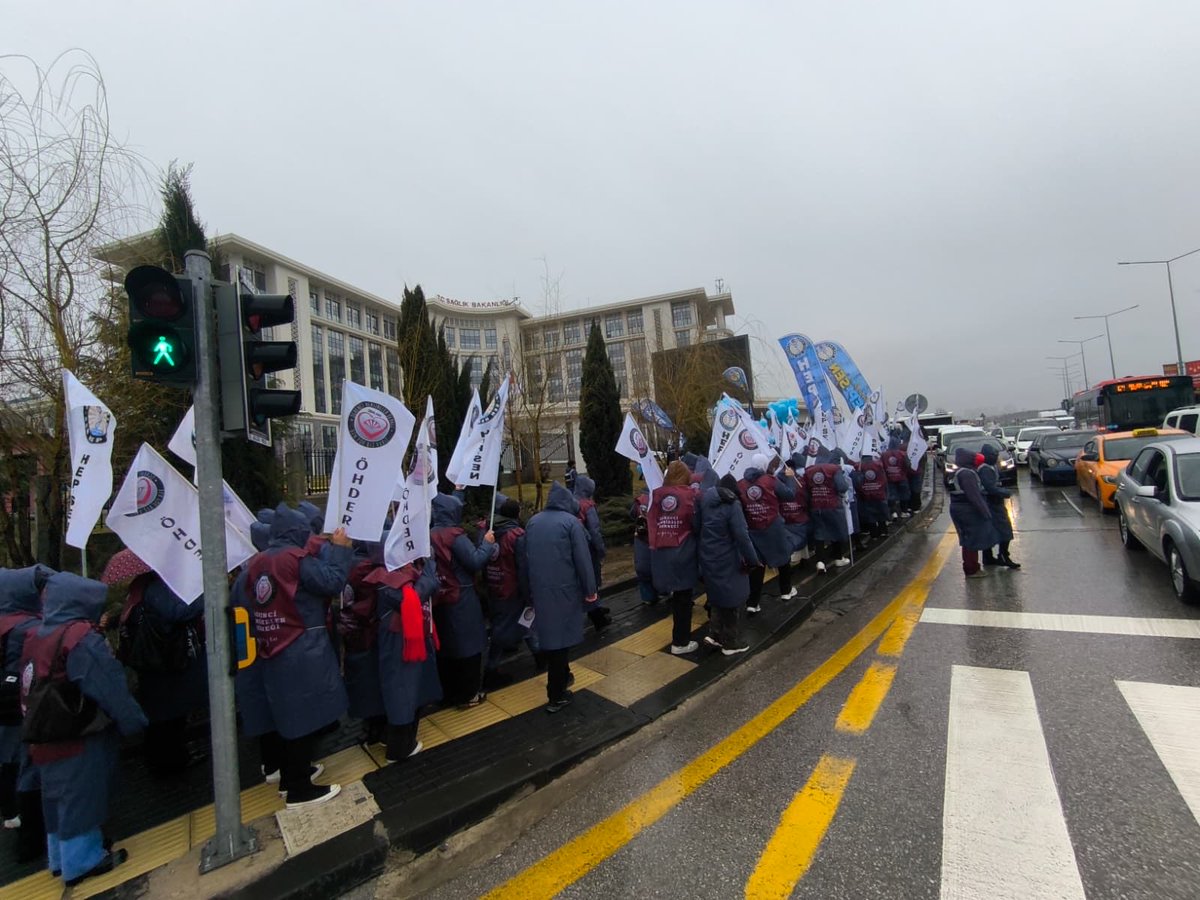 OmerBozglu's tweet photo. Kıymetli Atama bekleyen Sağlık Emekçileri:

Evet atama verilmez alınır! 

Ama Atama her süreçte sizinle birlik olan 
Sizinle sahada olan 
Sizinle yürekleri bir olan

Yağmurda çamurda meydanları inletenlerle alınır!..

 #KPSS2024AtamaBekliyor https://t.co/u7kkFlfnrD