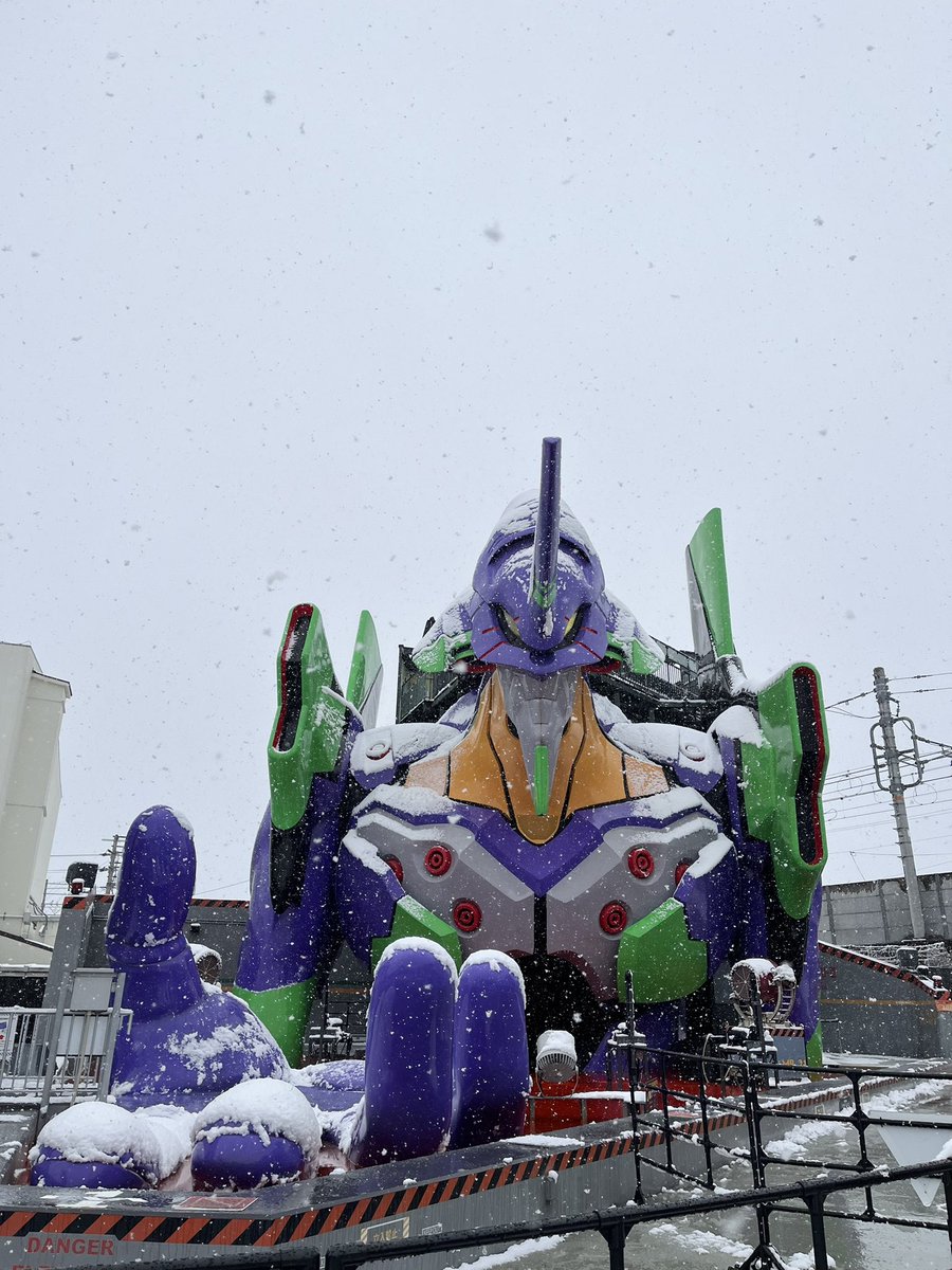 先週の雪が降った日の「エヴァンゲリオン京都基地」❄️

こちらも普段なかなか見られないレアな雪景色初号機でした❄️

#映画村 #太秦映画村 #エヴァンゲリオン京都基地
#uzumasakyotovillage