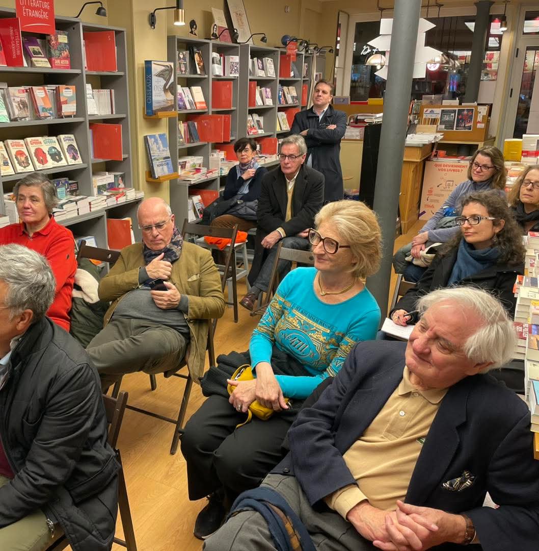 HistoireParis17's tweet photo. Un grand merci à la librairie Au bonheur des livres* pour son accueil chaleureux, un très joli temps d'échanges avec leurs lecteurs pour Pascale Nourisson, Léopold Thievend et Jean-Emmanuel Terrier, nos 3 co-auteurs de "La Porte Maillot au fil du temps", notre 6ème publication !
Et merci au maire du 17e et au président de la Commission du Vieux Paris, respectivement président et membre de notre Comité d'honneur, d'être gentiment venus passer un moment parmi nous !
(* 52 rue des Dames, Métro Rome)