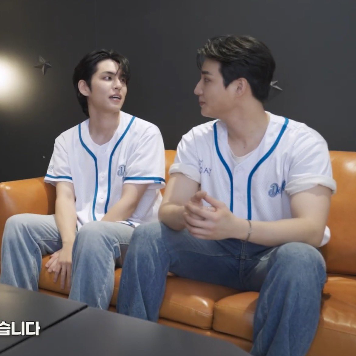 아니진짜ㅠ
팔뚝만 봐도 ㅁㅊ겟음 덩치차이 이래도 되는거야?..
아진짜막눈물나네..................... 
한분은 소매 터질라하는데 한분은 한쪽에 팔 두쪽 다 넣어도 됨 ㅁㅊ