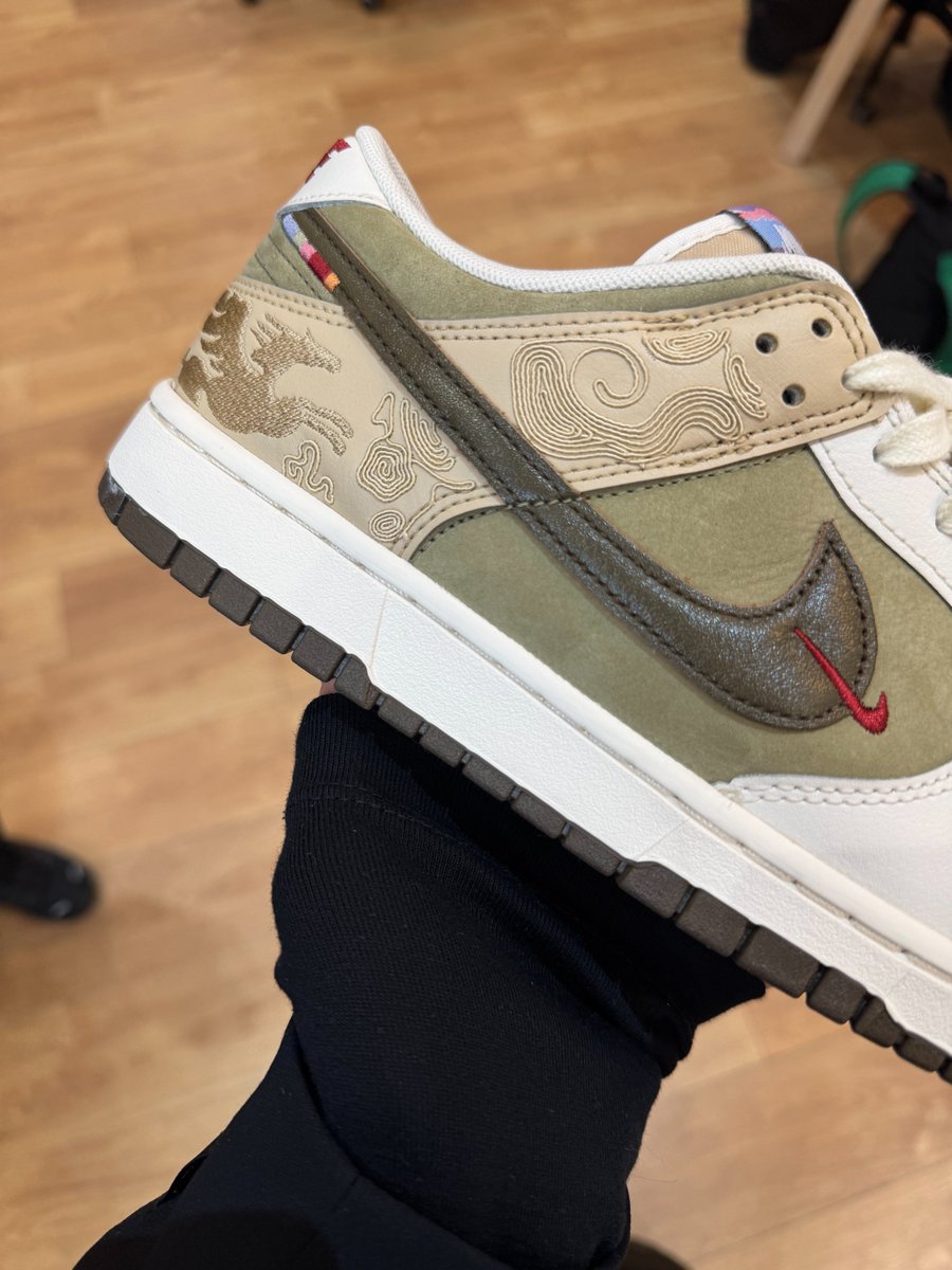 même le taff sur la dunk est bon de ouf + détails le matching couleurs

chck.me/4SP5 120€