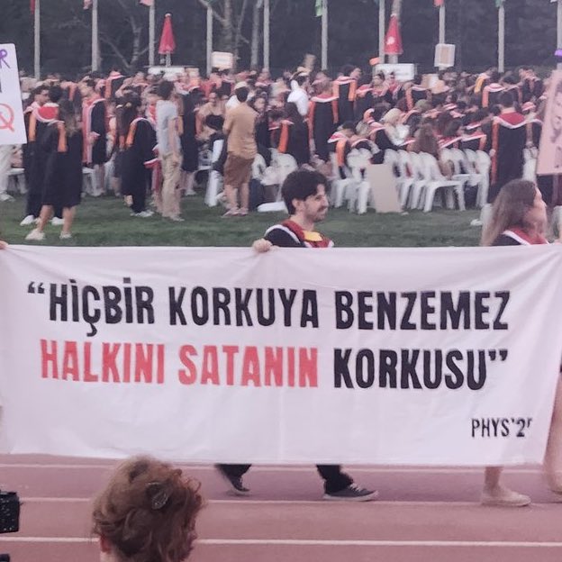 "Hiçbir korkuya benzemez halkını satanın korkusu."

- Nazım Hikmet Ran

#BogaziciAblukada